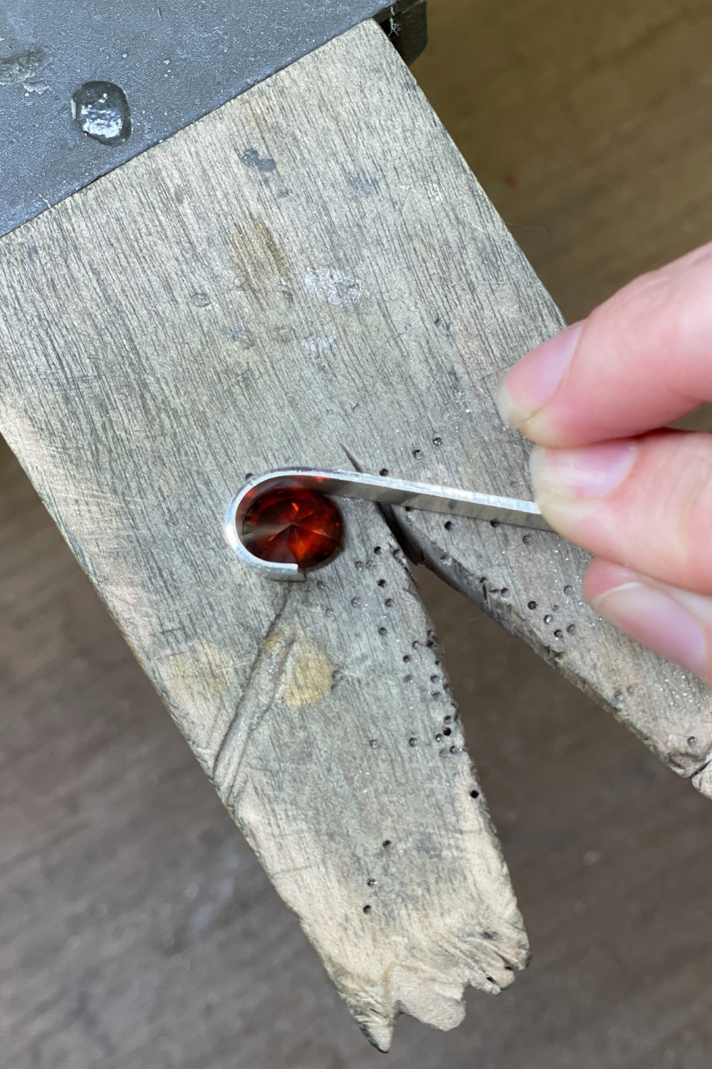 forming a bezel for an oval brilliant gemstone
