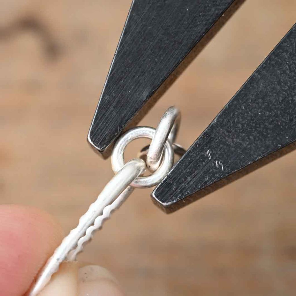 Creating oval chain links with parallel pliers