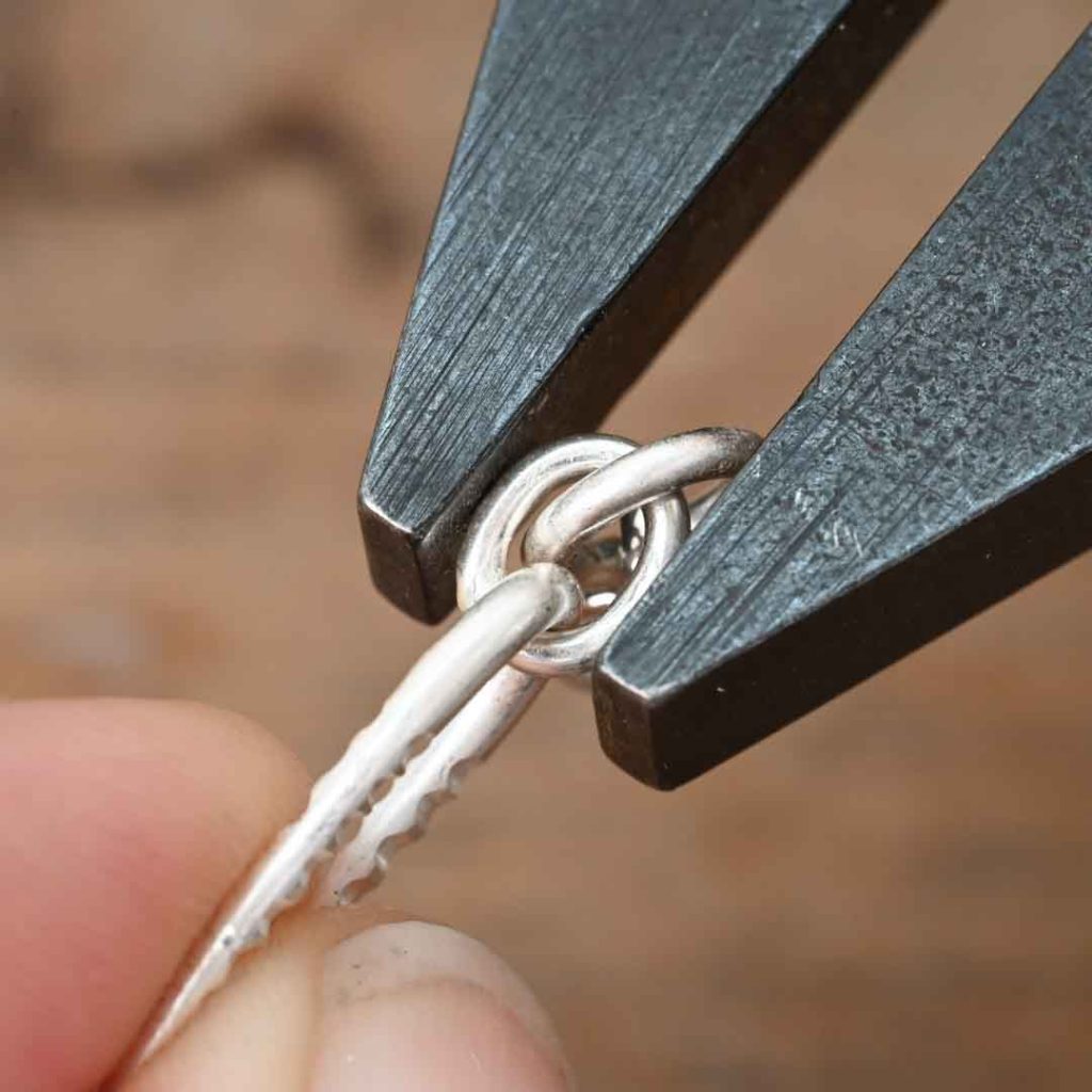 Creating oval chain links with parallel pliers